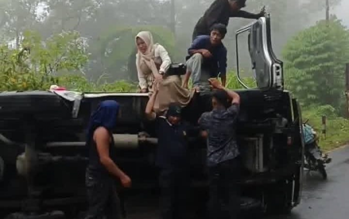 Tabrakan Beruntun 3 Mobil di Pakpak Bharat, Bus Himpak Terbalik di Jalan Licin Sidikalang-Aceh