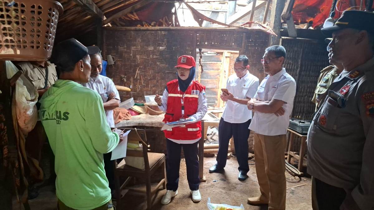 Kebakaran Hanguskan Rumah Warga Lebakwangi Jatinegara, PMI Kabupaten Tegal Salurkan Bantuan Tunai dan Hygiene Kit
