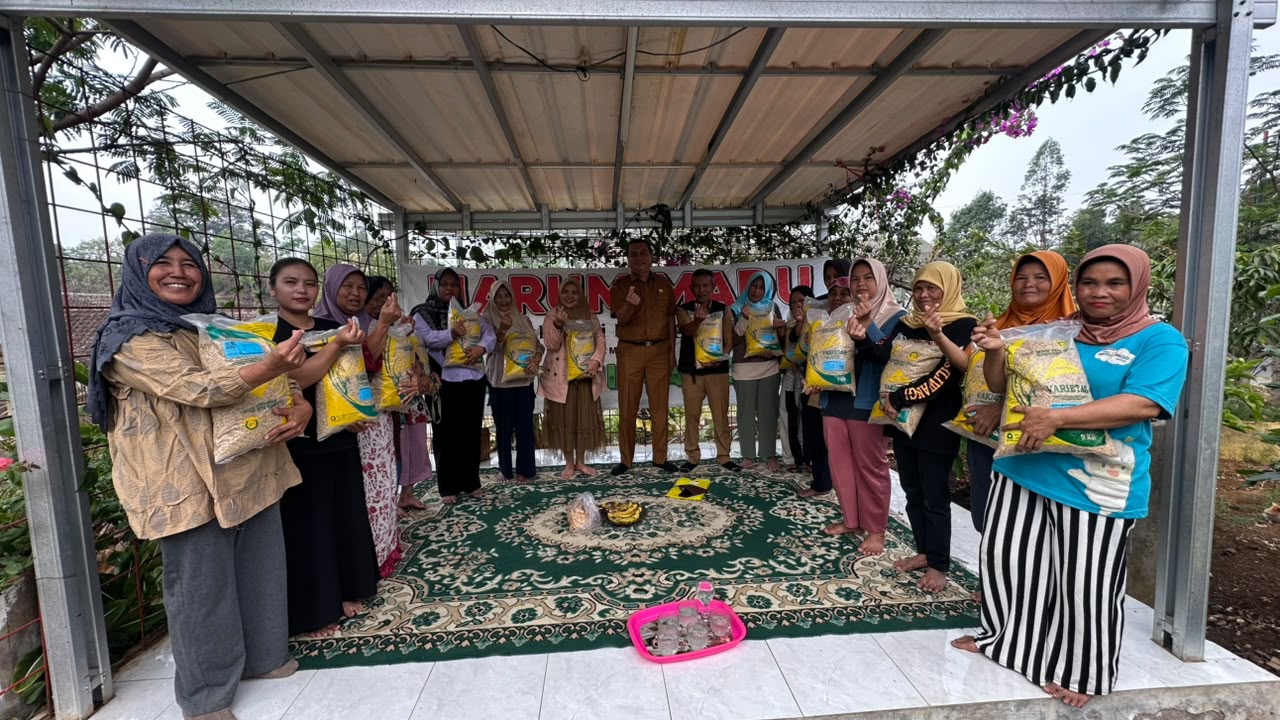 Distan Garut Serahkan Benih Padi Pengganti ke Petani Bayongbong yang Lahannya Kena Kekeringan