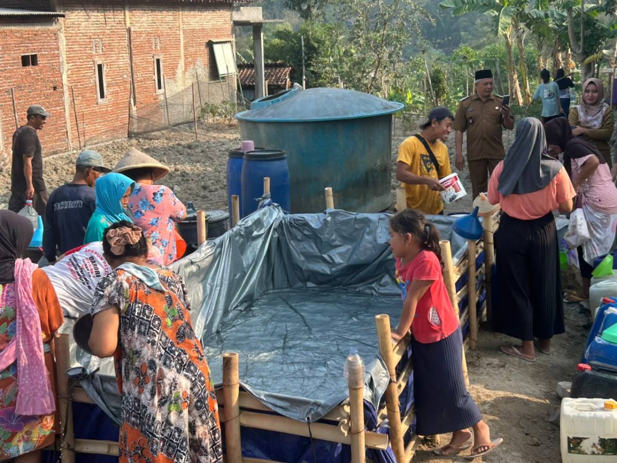 PDAM Kebumen Dropping 8 Tangki Air Bersih ke Desa Kalijaya, 80 Kepala Keluarga Terdampak Kemarau