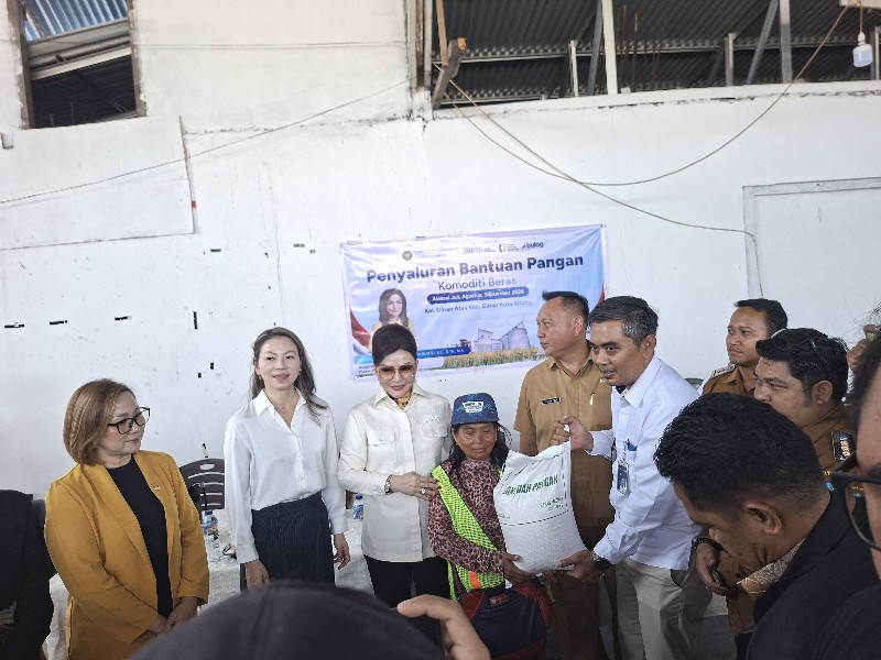 Anggota DPR RI Christiany Eugenia Paruntu Pantau Penyaluran Beras Bantuan Pangan untuk 3.300 KPM di Bitung