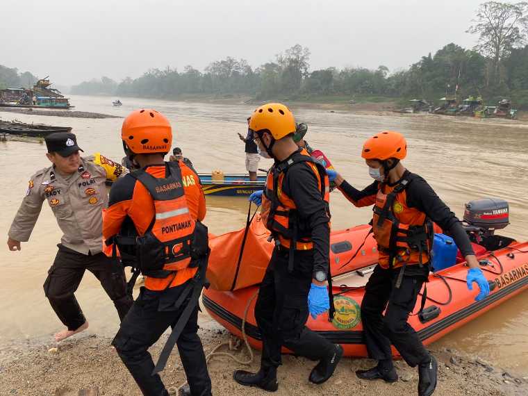 Tim SAR Gabungan Temukan Reiold Lumbanturuan Tenggelam di Sungai Kapuas Melawi pada Hari Ketiga Pencarian