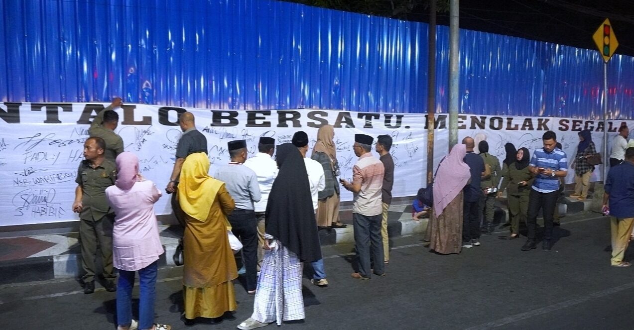50 Meter Spanduk Petisi di Depan Rumah Jabatan Wali Kota Gorontalo, Warga Serukan Tolak Kriminalisasi Adhan Dambea