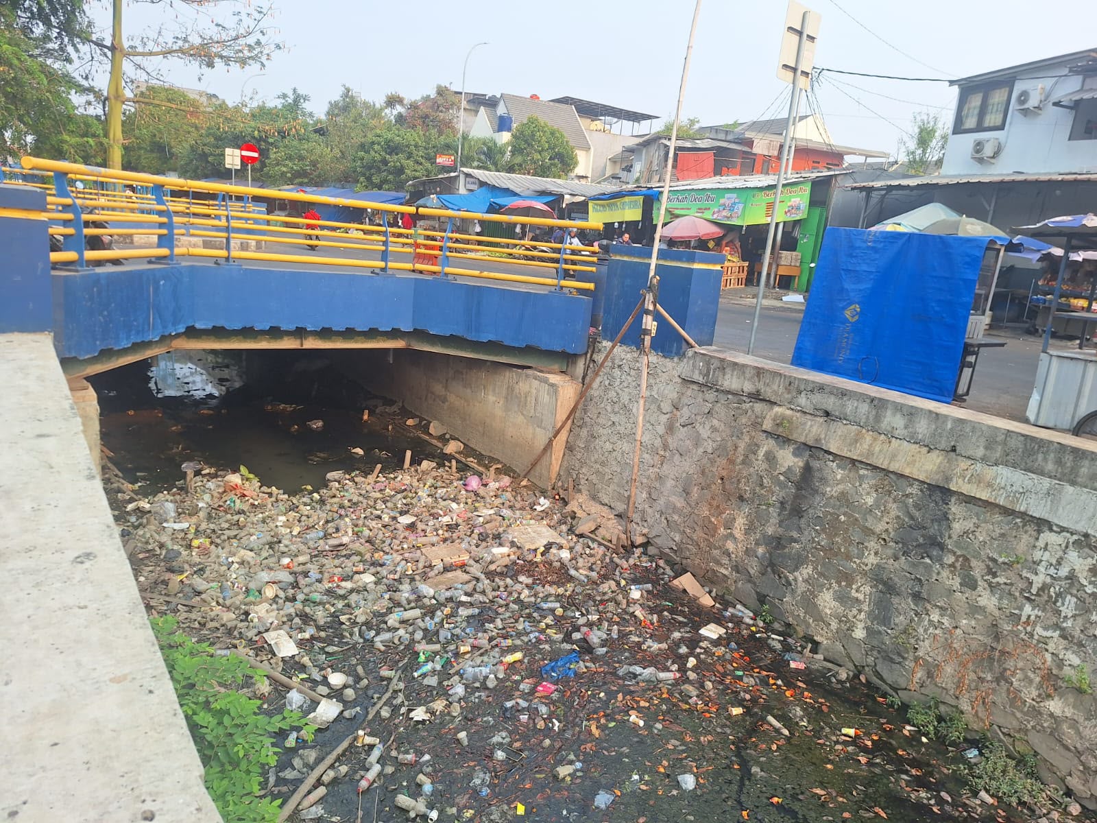 Kali Sipon di Cipondoh Penuh Sampah dan Lumpur, Warga Khawatir Banjir Mengintai Saat Musim Hujan