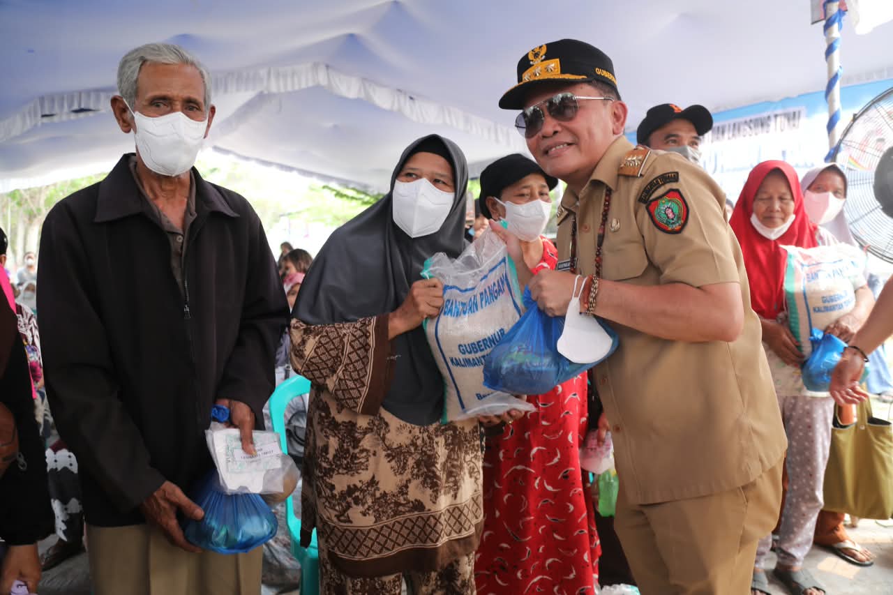 Gubernur Kalteng Agustiar Sabran Serahkan 500 Paket Pangan dan BLT Rp250 Ribu ke Warga Kereng Bangkirai