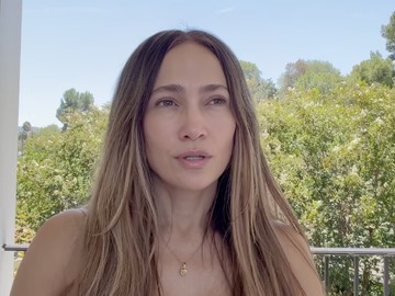 Jennifer Lopez Tanpa Makeup di Usia 57, Wajah Segar Usai Menangis