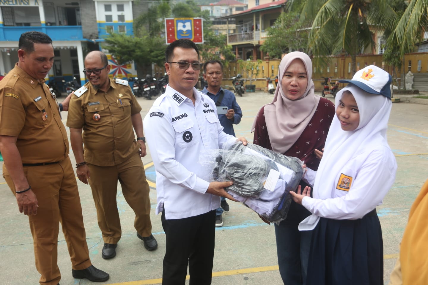 Bupati Aneng Serahkan Bantuan Seragam ke 709 Siswa Baru SMP di Kepulauan Anambas