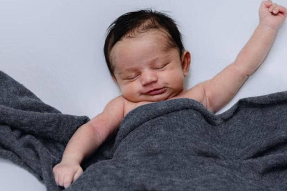 Bolehkah Membangunkan Bayi saat Tidur untuk Menyusu? Panduan Ibu Baru