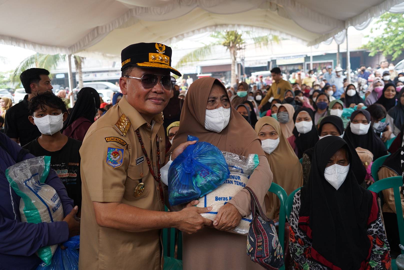 Gubernur Kalteng Agustiar Sabran Salurkan 500 Paket Pangan dan BLT Rp250 Ribu ke Warga Langkai Palangka Raya