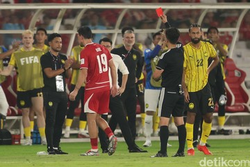 Kevin Diks Bela Thom Haye Usai Kartu Merah di Laga Indonesia vs Malaysia