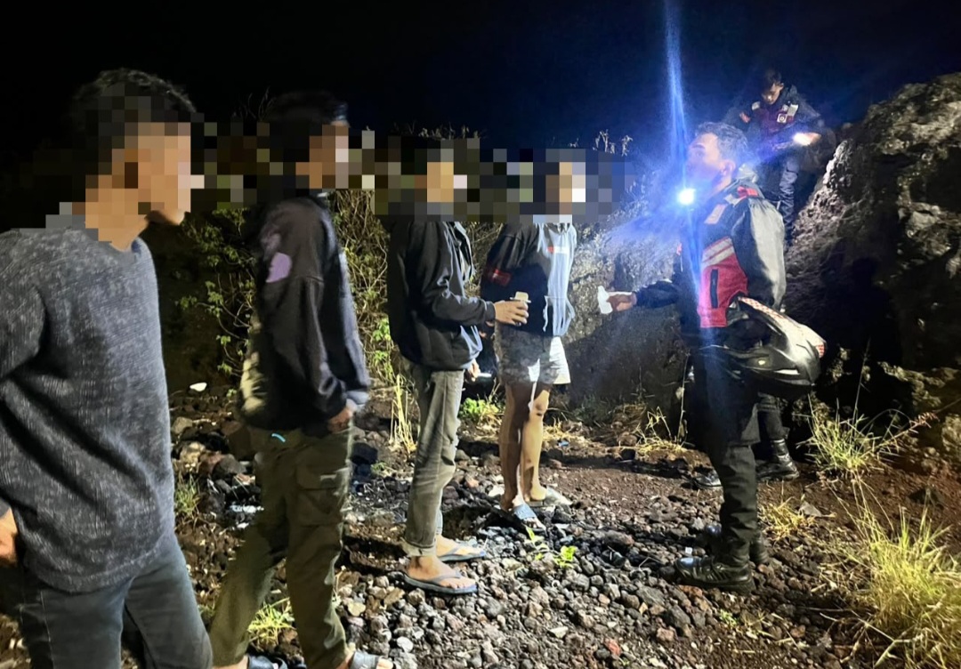 Polres Garut Amankan 4 Pemuda Pesta Miras di Jalan Ibrahim Adjie, Sita 2 Botol Alkohol 70 Persen