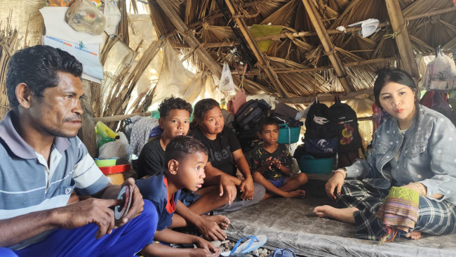 Keluarga di Kolbano TTS Tinggali Gubuk Tak Layak 8 Tahun, Tiga Anak Menumpang Mandi di Rumah Ketua RT
