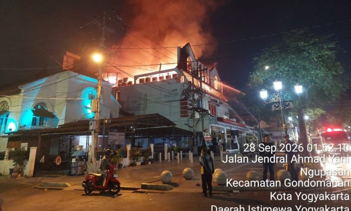 Toko Batik di Gondomanan Kota Yogyakarta Terbakar Dini Hari, 12 Unit Damkar Dikerahkan