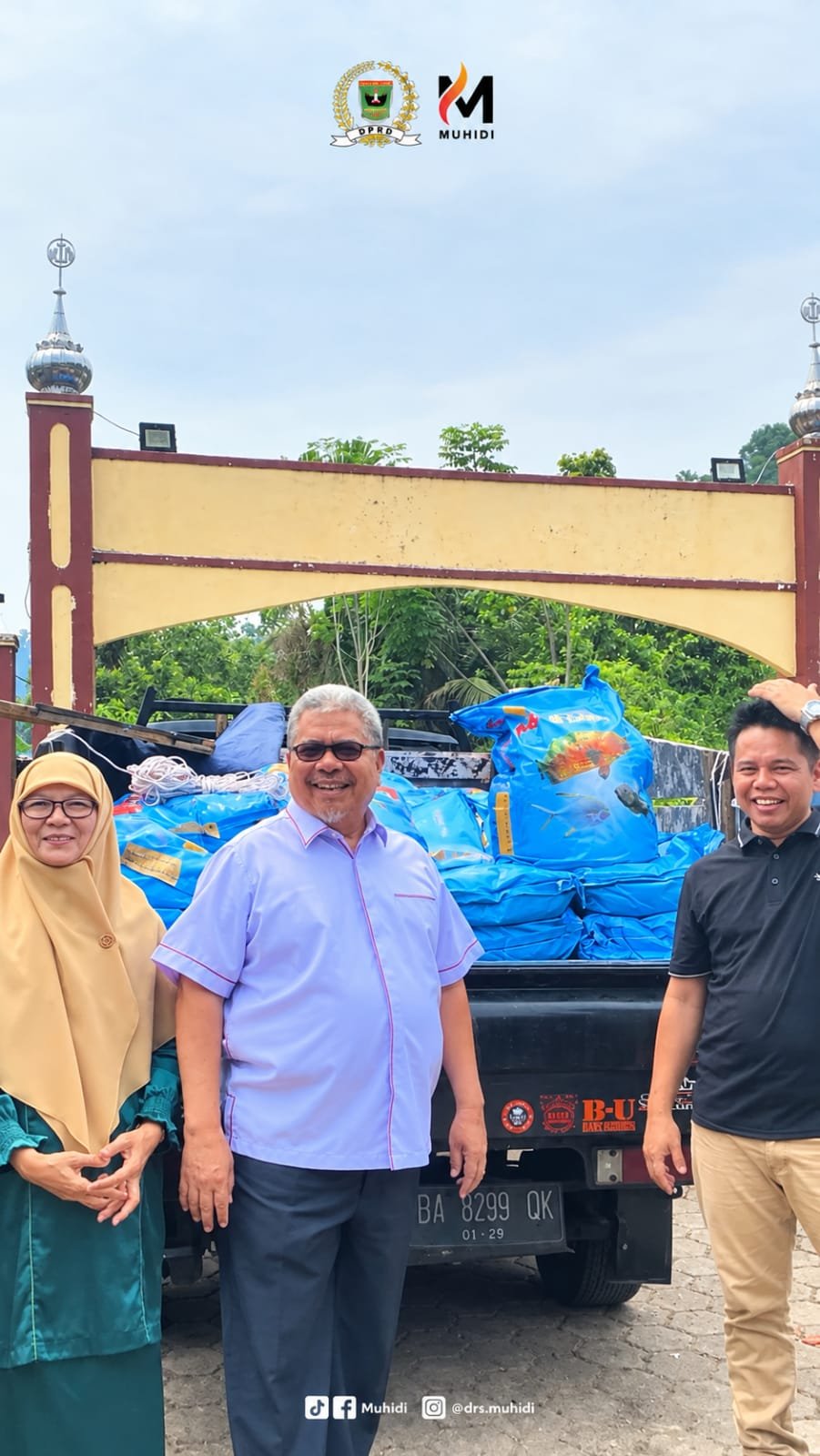 Ketua DPRD Sumbar Muhidi Serahkan Bantuan Benih dan Pakan Ikan Nila di Bungus Timur, Dorong Produktivitas Pembudidaya