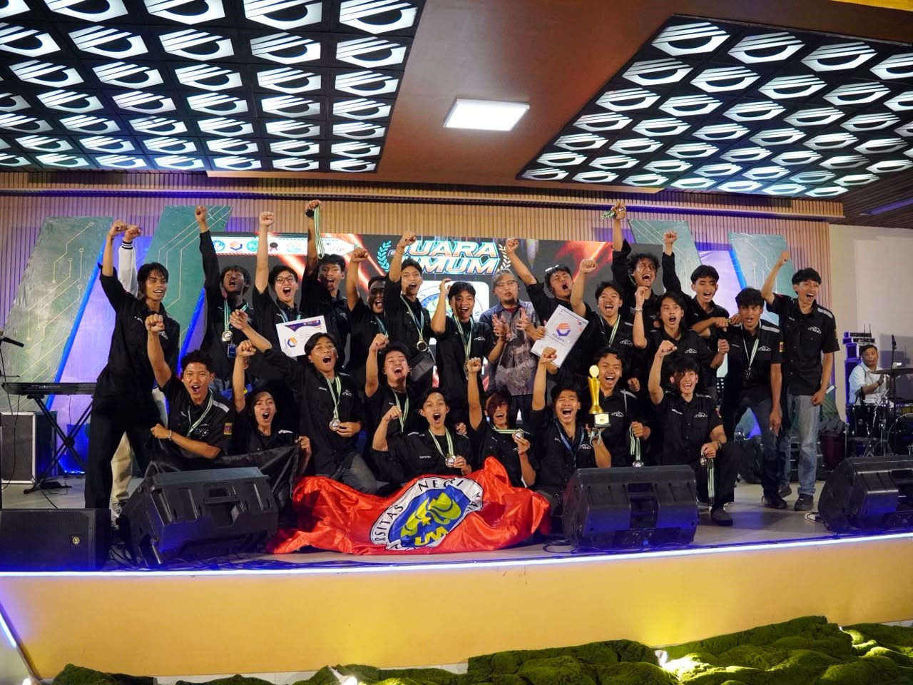 Mahasiswa UM Juara Umum Kompetisi Mobil Listrik Indonesia 2026 di Bandung