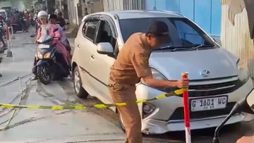 Viral Pengemudi Agya Terobos Jalan Cor Basah di Pekalongan, Pembatas Digeser Sendiri