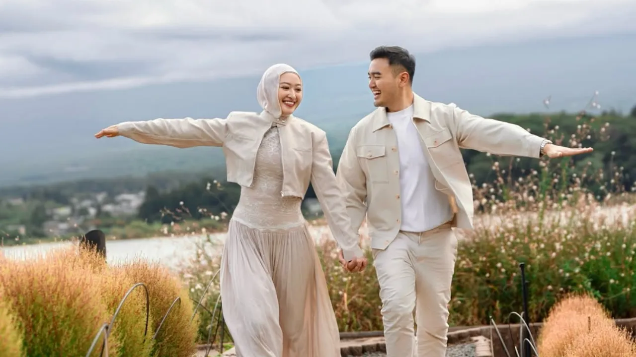 Puteri Modiyanti Dilamar Kekasih di Danau Kawaguchiko, Yamanashi Jepang