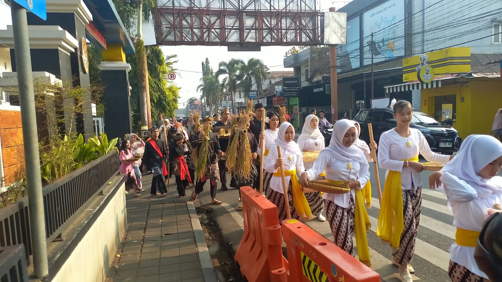 SMAN 1 Sumedang Gelar Karnaval Pancawaluya dan Festival Budaya Jabar Sambut HUT ke-68