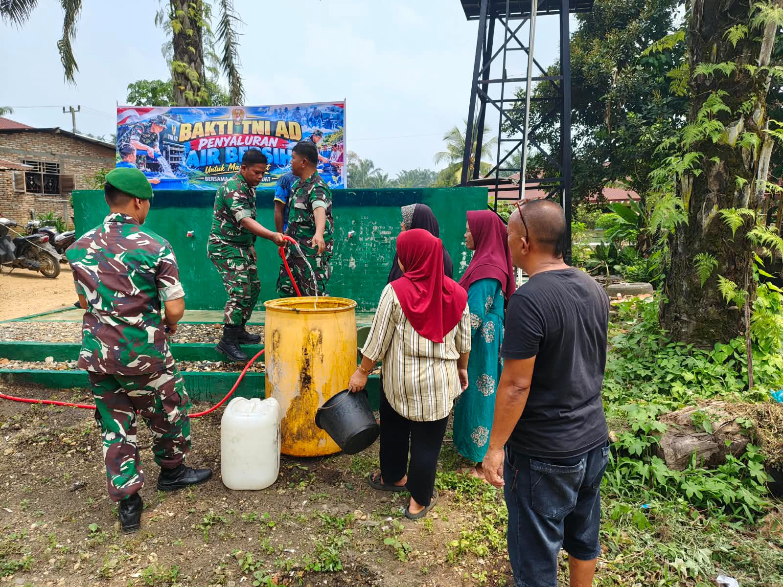Kodim 0209/Labuhanbatu Salurkan Air Bersih ke Warga Langga Payung yang Kekeringan, Sumur Bor Jadi Penopang Musim Kemarau