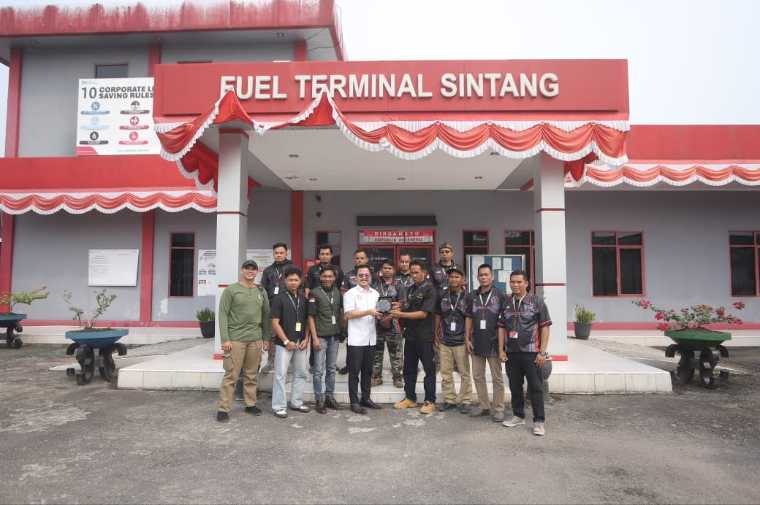 Forum Sopir Sintang Serahkan Plakat Apresiasi ke Pertamina Patra Niaga Regional Kalimantan