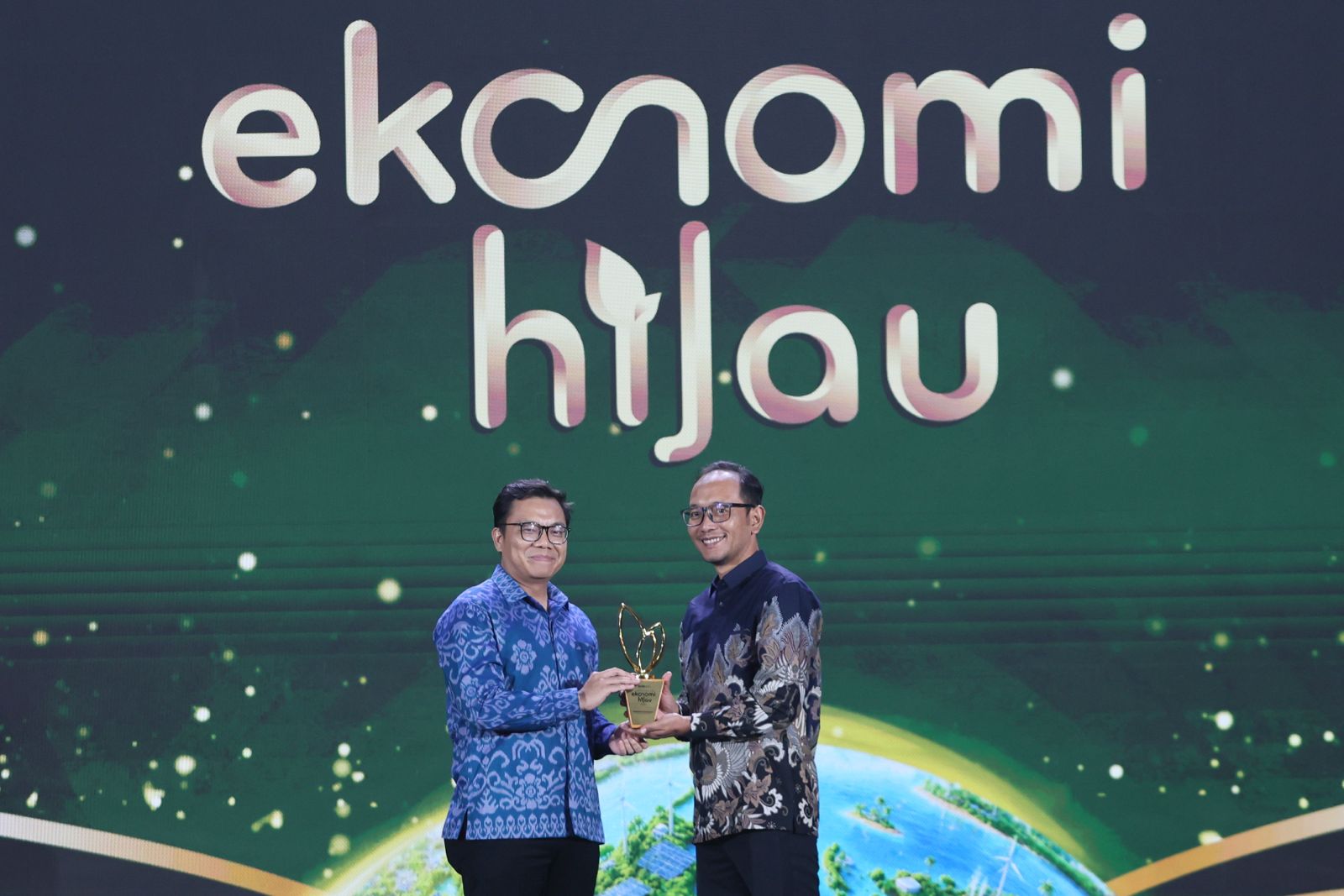 Tambang Emas NHM di Halmahera Utara Raih Anugerah Ekonomi Hijau, 4.600 Bibit Mangrove Ditanam di Desa Kao