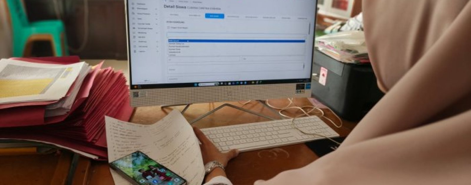 Operator EMIS MTsN 2 Kota Jambi Perbarui Biodata Siswa, Sinkronkan NIK hingga Data Orang Tua di EMIS 4.0