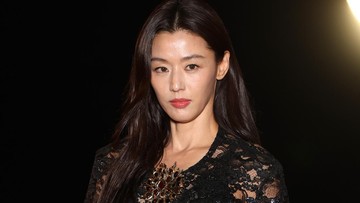 Jun Ji Hyun dan Rose BLACKPINK Hadiri Show Saint Laurent