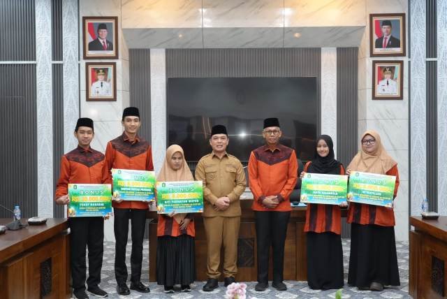 Lima Kafilah Kalbar Raih Juara di MTQ XXXI Semarang, Gubernur Ria Norsan Serahkan Hadiah