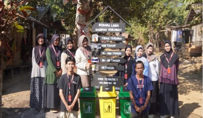 Mahasiswa KKN UIN Antasari Pasang Plang Edukasi Masa Urai Sampah di Dusun Pinai, Kabupaten Banjar