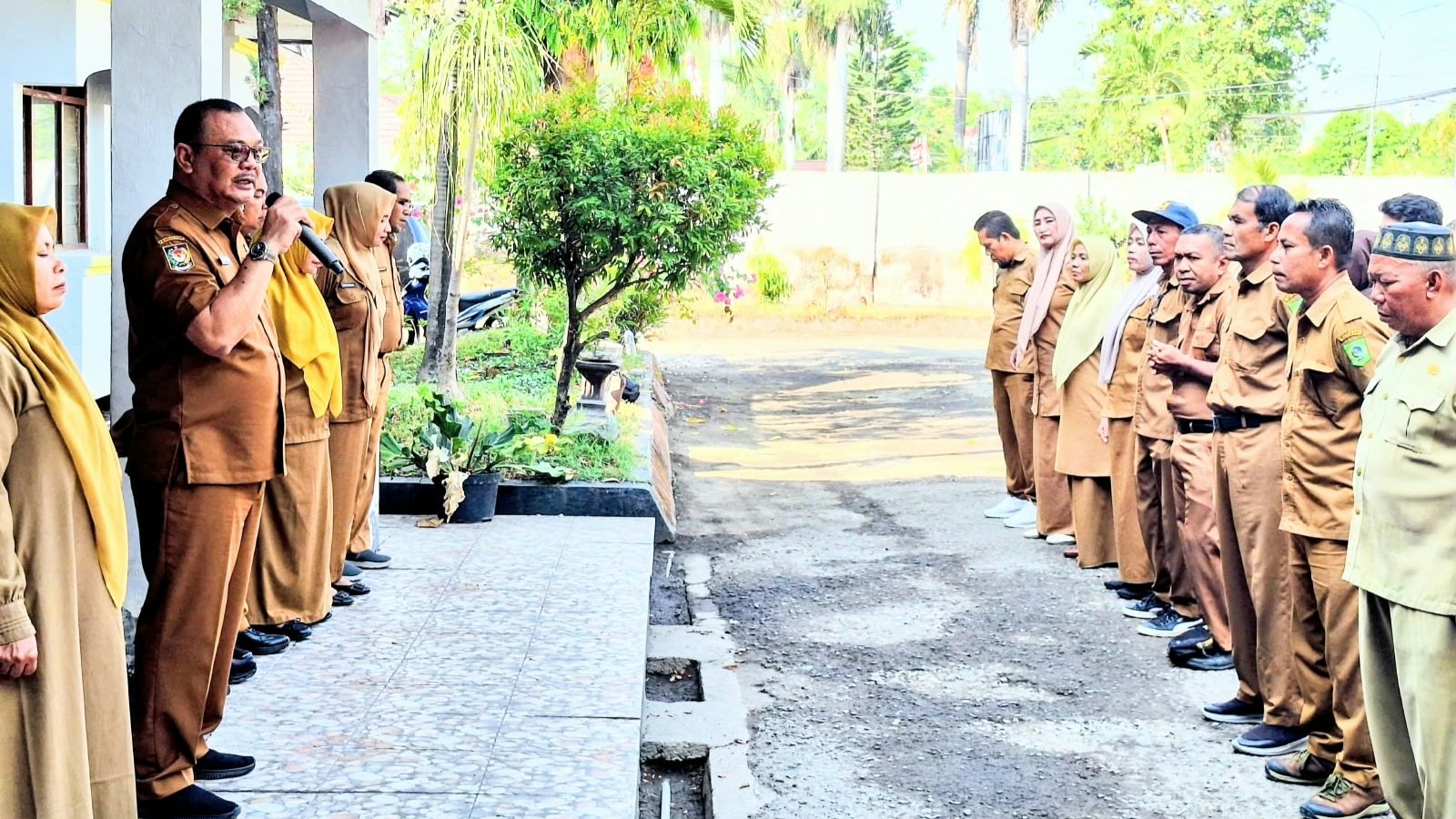 Sekda Bima Sidak Dua OPD, Peringatkan ASN Manipulasi Absensi Pakai Fake GPS