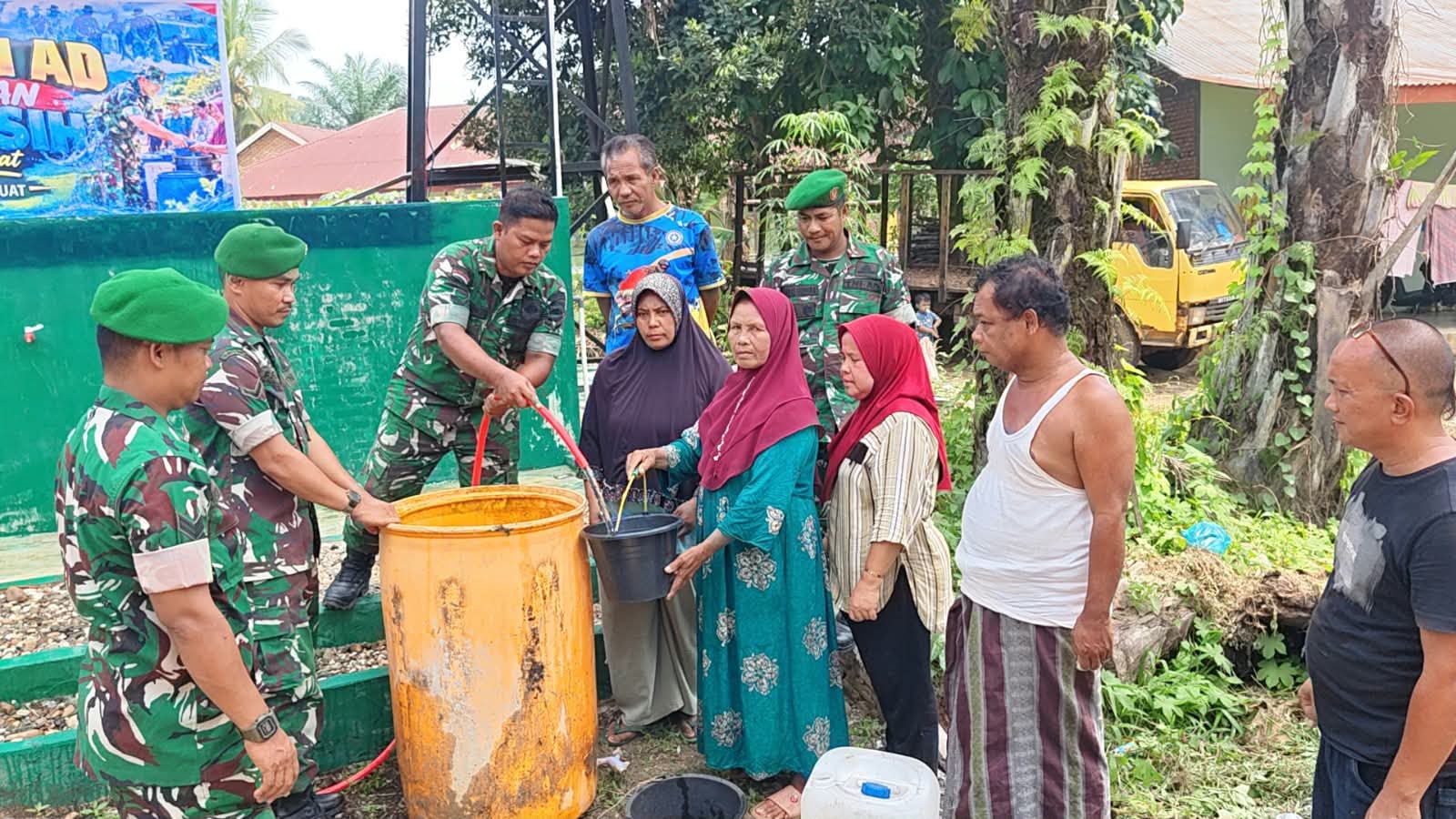 Kodim 0209/Labuhanbatu Salurkan Air Bersih ke Warga Langga Payung di Tengah Kemarau