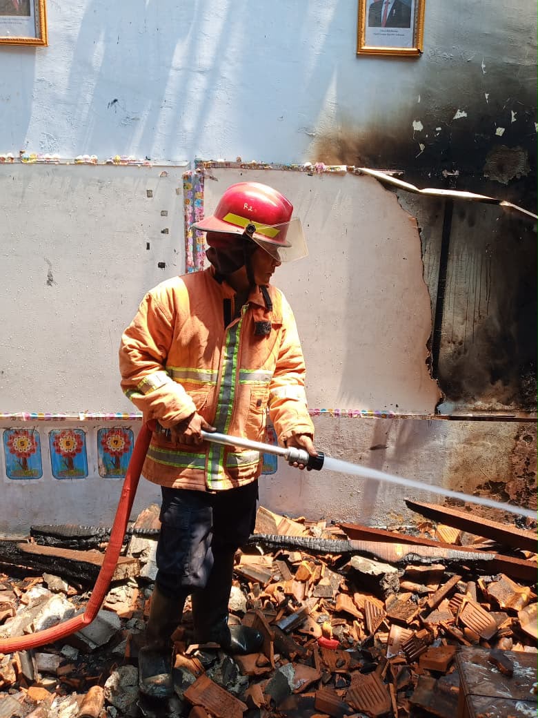 Kebakaran Hanguskan 2 Ruang Kelas SDN Kedungkelor 02 Tegal Saat Renovasi, Diduga Korsleting Listrik