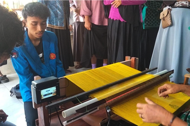 Universitas Tadulako Pasang Sensor Pintar di Alat Tenun Gedogan Desa Limboro, Penenun Donggala Kini Pantau Motif Lewat Layar