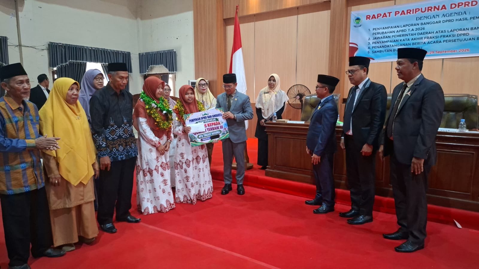 DPRD Dompu Beri Uang Pembinaan Rp 12,5 Juta ke Dea, Qariah Juara III MTQ Nasional di Semarang