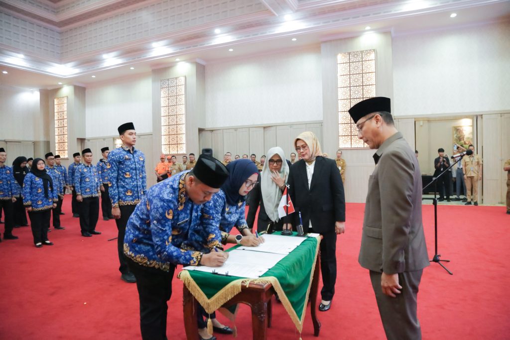 Pemprov Banten Lantik 21 ASN, 16 Pejabat Fungsional dan 5 CPNS Resmi Jadi PNS