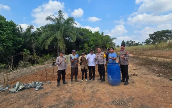 Polres Lampung Utara Mulai Bedah Rumah Warga Desa Bandar Agung, Diawali Penggalian Pondasi