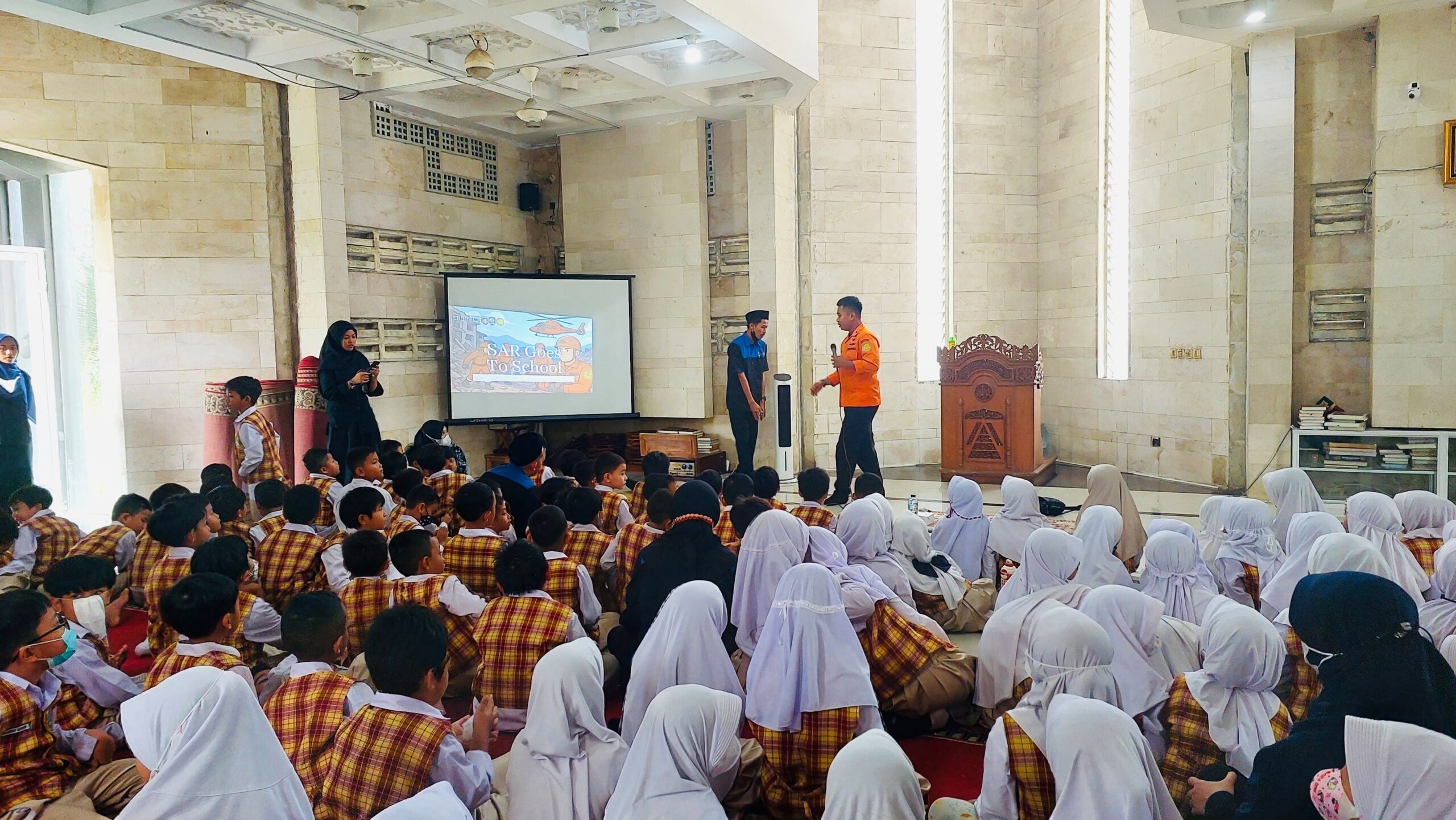 SD Bosowa Al Azhar Cilegon Gelar Career Day, Murid Kelas 1-6 Praktik Simulasi Gempa Bersama Tim SAR Banten