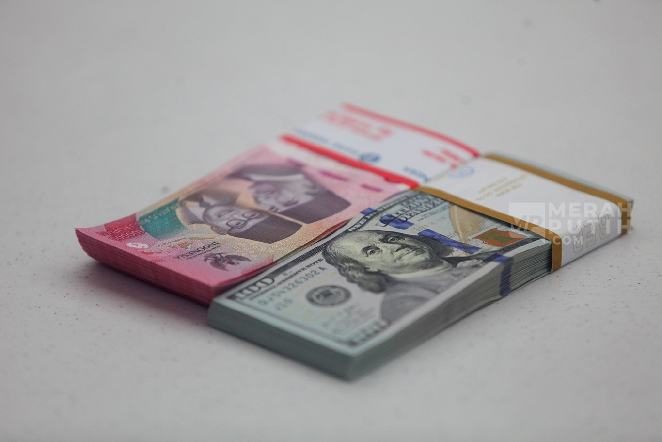 Rupiah Menguat ke Rp17.925 per Dolar AS Usai Harga Minyak Dunia Anjlok dan BI Intervensi Pasar