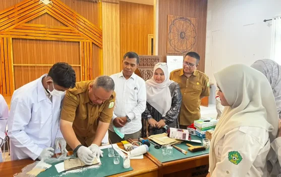 60 Mahasiswa Ilmu Perpustakaan UIN Ar-Raniry Praktik Restorasi Naskah Kuno di Museum Aceh
