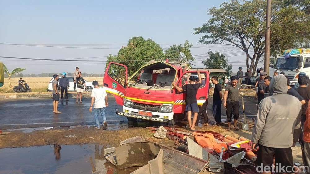 Mobil Damkar Pangkep Terguling di Jalan Poros Barru, 2 Personel Tewas Saat Menuju Lokasi Kebakaran