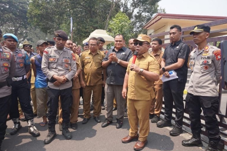 Ratusan Petani Kelapa Halmahera Utara Dukung Hilirisasi dan Perda Nomor 2 Tahun 2025 di Depan Kantor Bupati