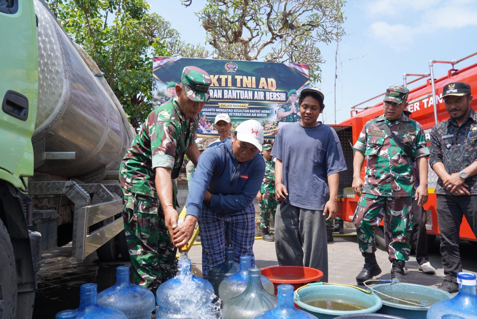 Kemarau Panjang Keringkan Sumur Warga Kintamani, Korem 163/Wira Satya Kerahkan Puluhan Prajurit Distribusi Air Bersih di Desa Bonyoh