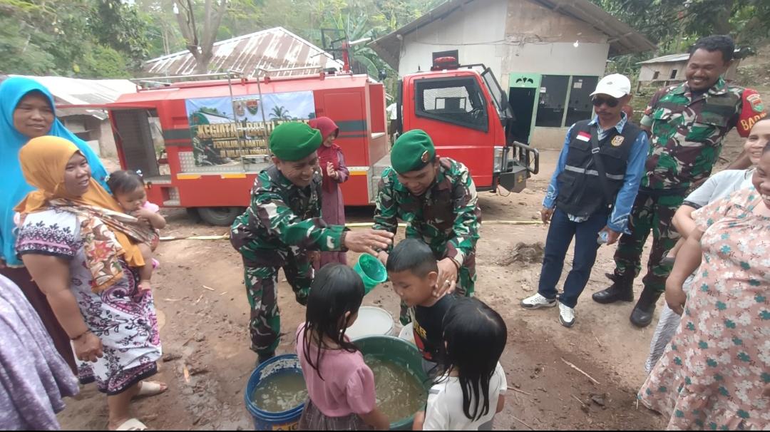 Kodim 0410/KBL Distribusikan Air Bersih ke 6 Kelurahan di Bandar Lampung, Dandim Pimpin Langsung di Gunung Sulah
