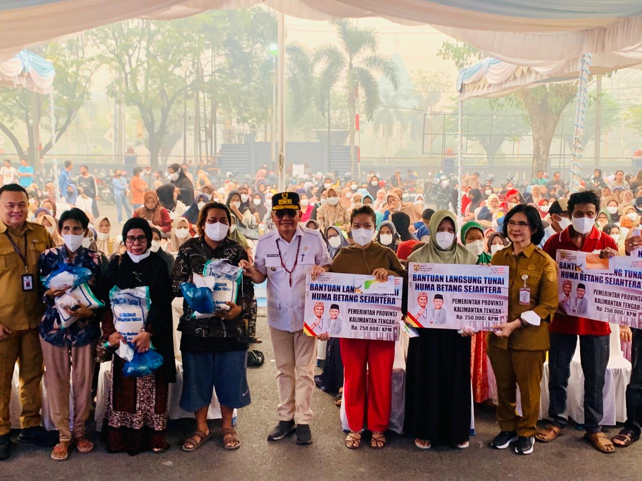 Gubernur Kalteng Agustiar Sabran Serahkan 500 Paket Bantuan Pangan dan BLT KHBS Rp250 Ribu ke Warga Pahandut Seberang