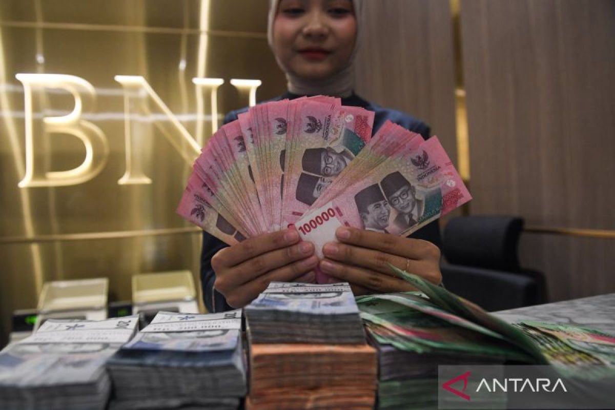 Harga Minyak Dunia Turun, Rupiah Menguat ke Rp17.925 per Dolar AS