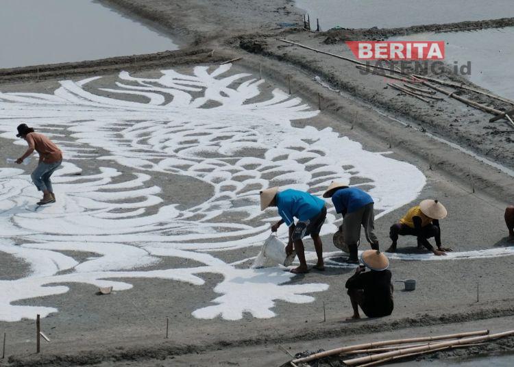 10 Seniman Residensi Festival Garam Dasun Rembang Siap Ciptakan Lukisan Garam Terbesar di Dunia
