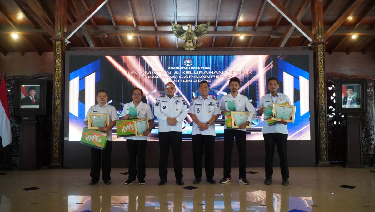 Pemkot Tegal Beri Penghargaan ke 9 Wajib Pajak Terbaik 2025, Kejari hingga Wizzmie Masuk Daftar