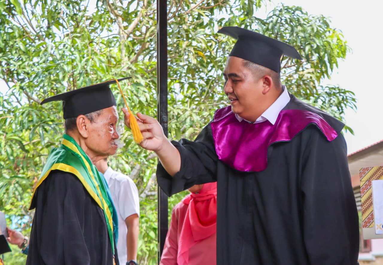 Bupati Roby Kurniawan Wisuda 37 Lansia Sekolah Rumah Bahagia Bintan di Gunung Kijang