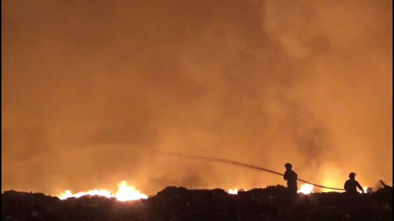 TPA Jatibarang Semarang Kembali Terbakar Rabu Malam, Warga Sebut Kobaran Api Terbesar Selama Bekerja