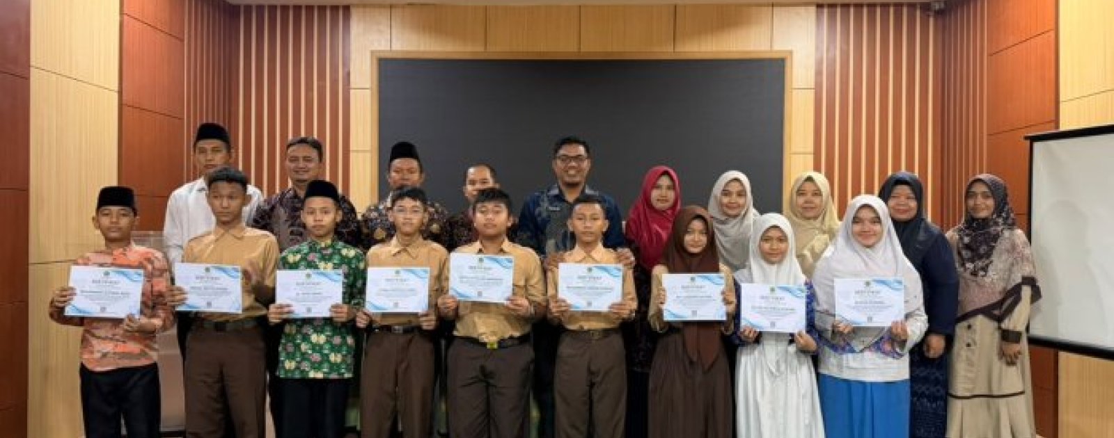 Empat Siswa MTsN 2 Kota Jambi Lolos OMI Provinsi, Terima Sertifikat di Aula Kemenag